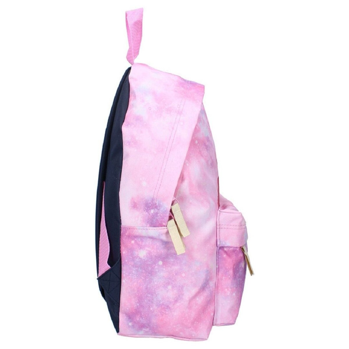 Roze rugzak met galaxy-print en een marineblauwe zijkant. Het heeft een zak en een handvat. Zijaanzicht.