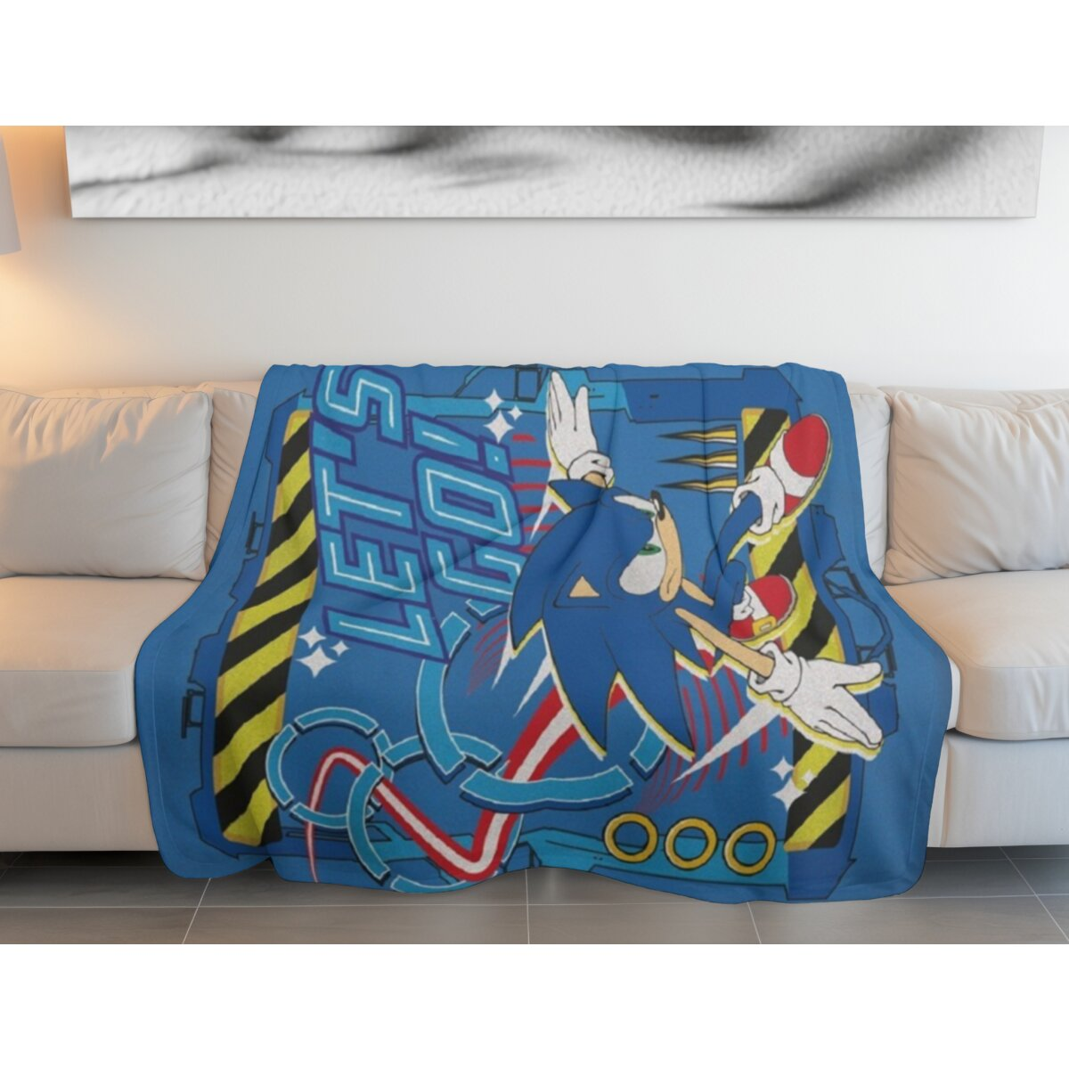 Sonic-Decke. Sonic ist in Aktion. Der Hintergrund ist blau mit Designelementen und Text.