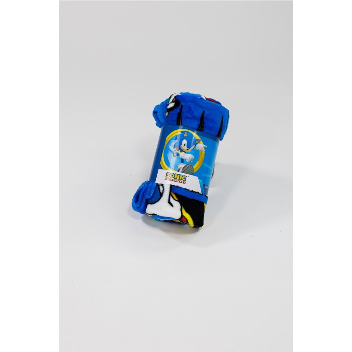 Eine gerollte blaue Decke mit klarer Plastikverpackung. Die Decke hat ein Sonic the Hedgehog-Design.
