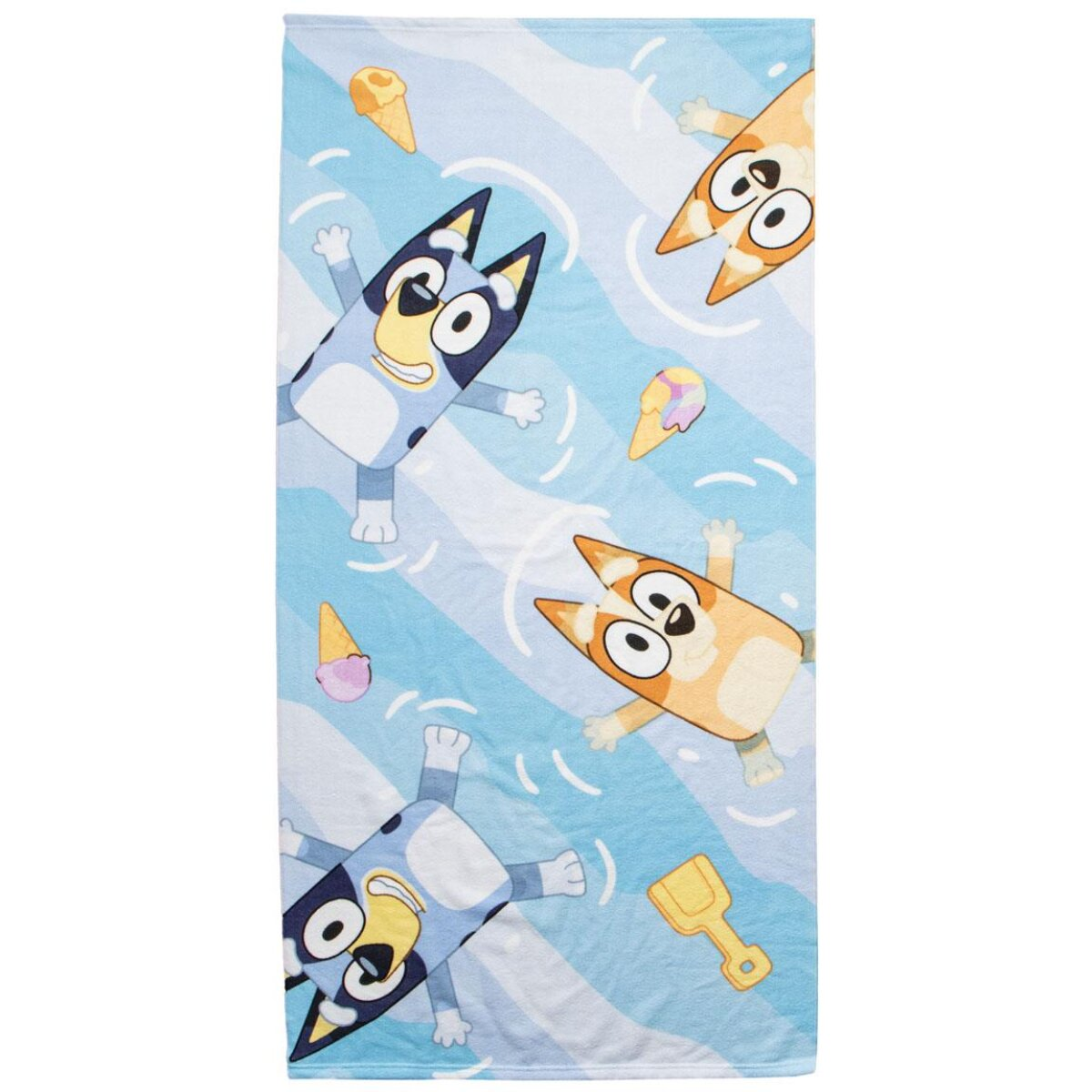 Toalla con personajes de Bluey flotando en agua con helado y una pala amarilla.