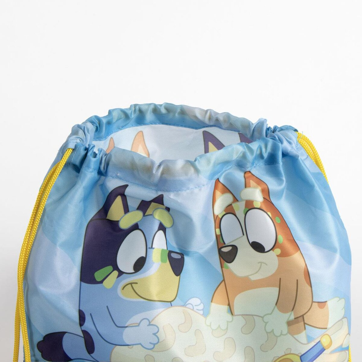 Una bolsa con cordón azul claro con los personajes de dibujos animados Bluey y Bingo.