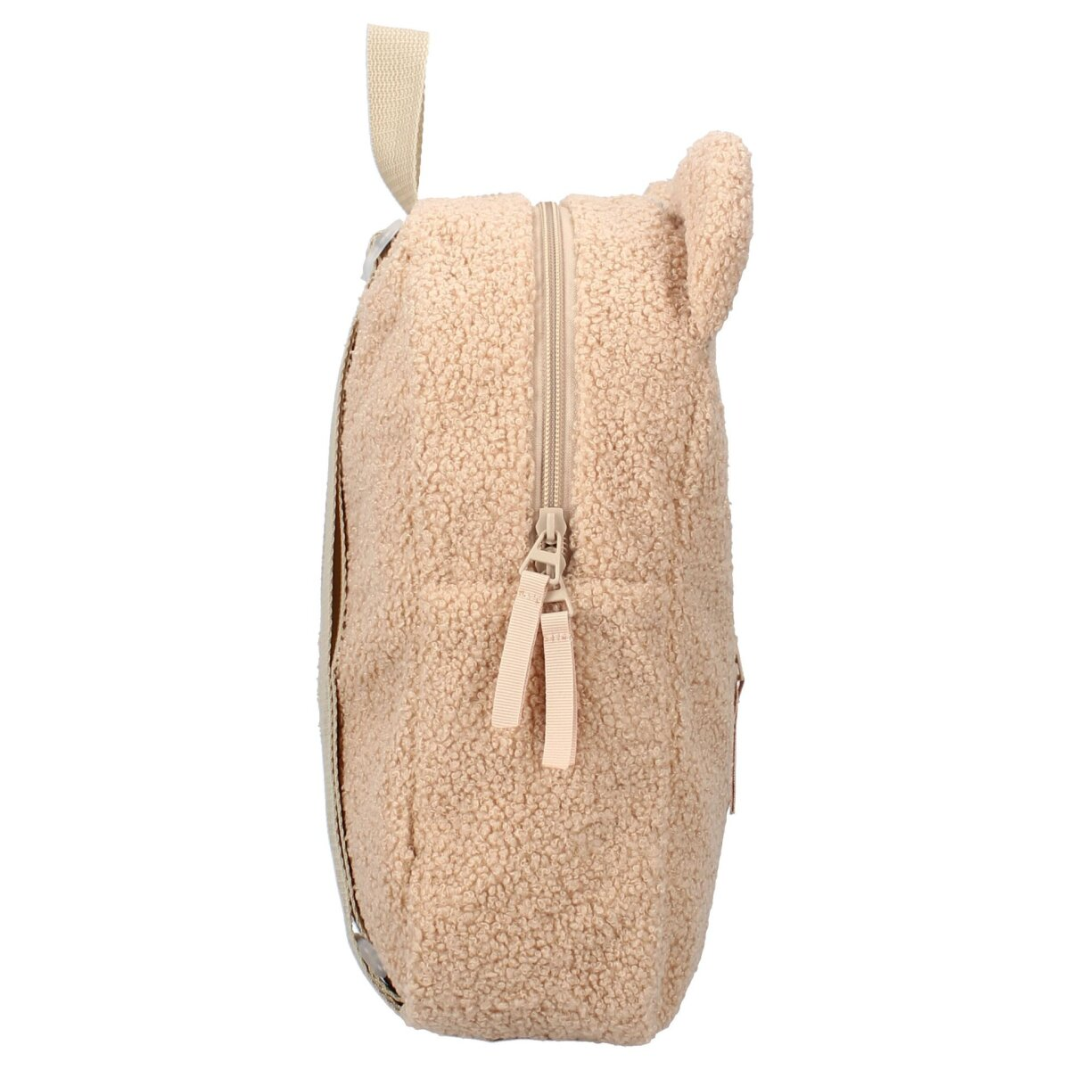 Zijaanzicht van een teddybeer rugzak. Beige vachttextuur, rits. Witte achtergrond.