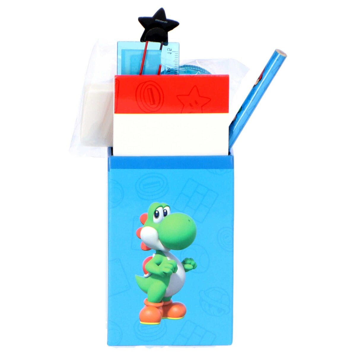 Een blauwe doos met Yoshi erop bevat een potlood, een liniaal, een speeltje en andere schrijfwaren.