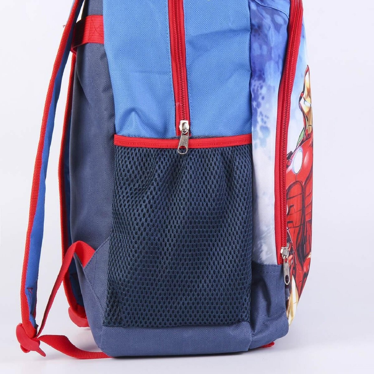 Mochila azul con detalles rojos. Presenta un gráfico de Iron Man en el lateral y un bolsillo de malla.