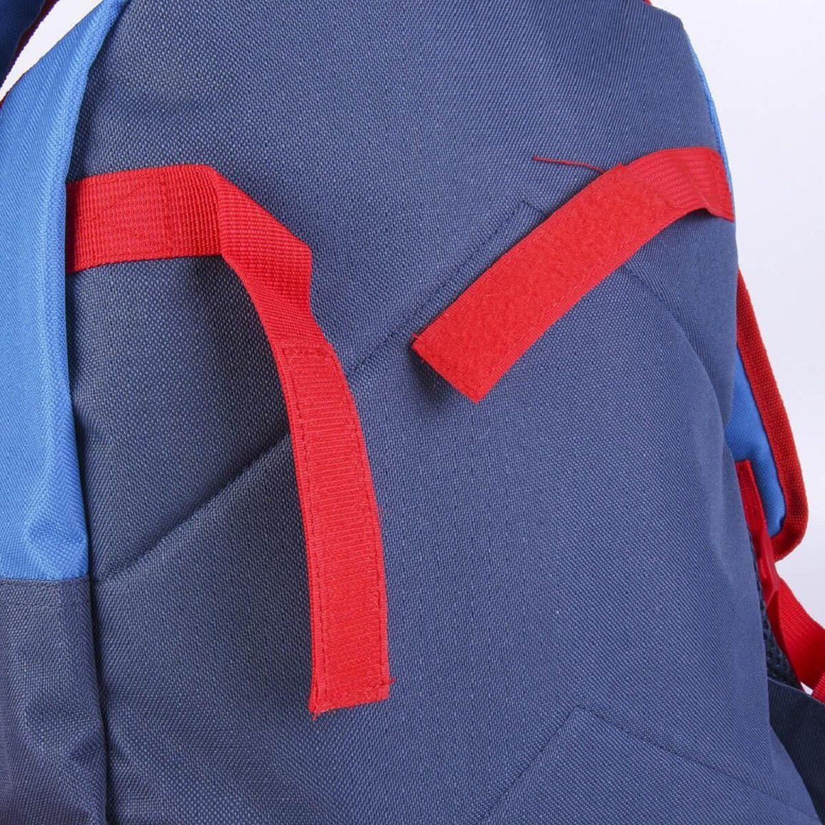 Parte trasera de una mochila azul y azul marino con correas rojas. Muestra correas de velcro rojas y detalles de costura.
