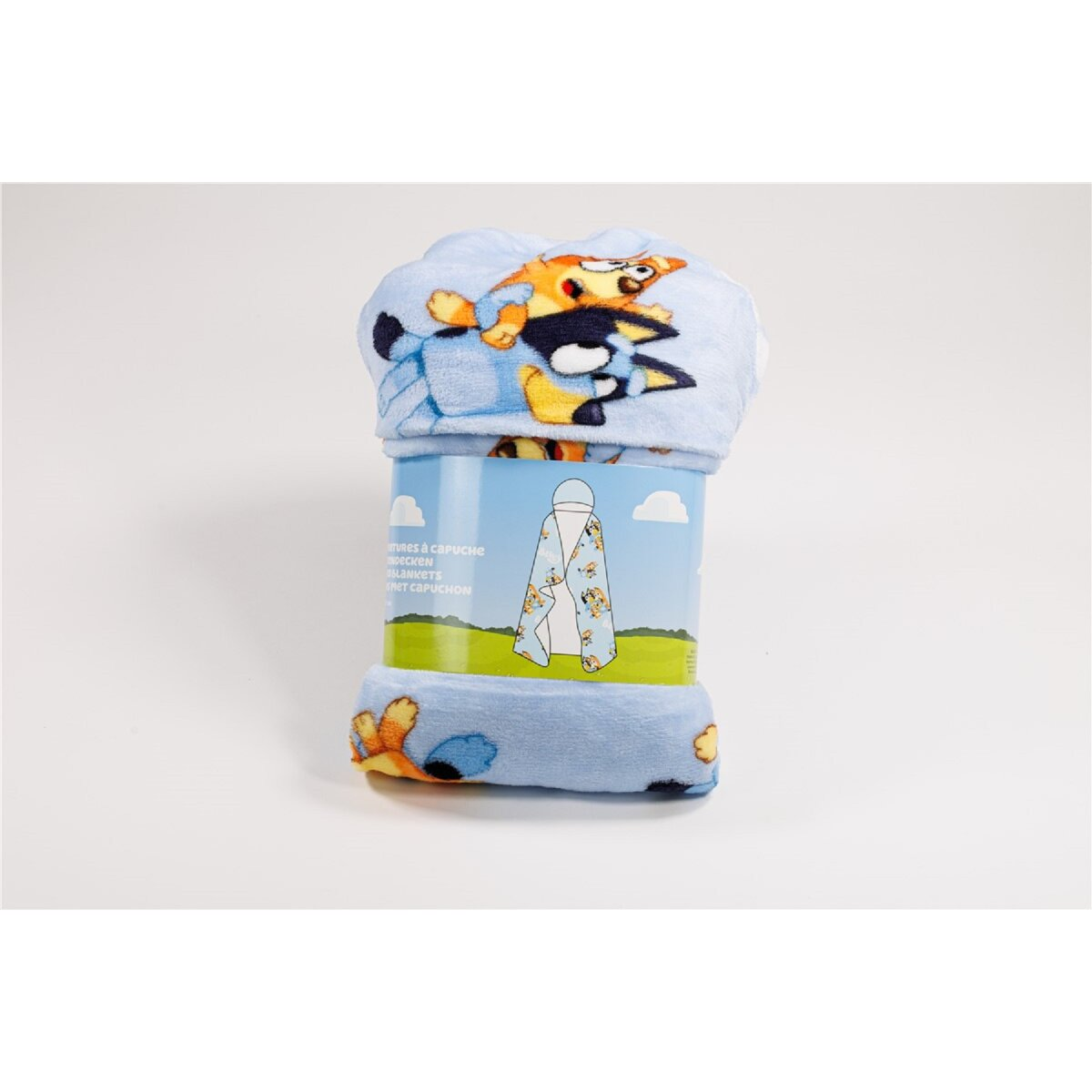 Eingewickeltes Bluey Kapuzenhandtuch in Verpackung. Zeigt Bluey-Charaktere auf hellblauem Hintergrund.