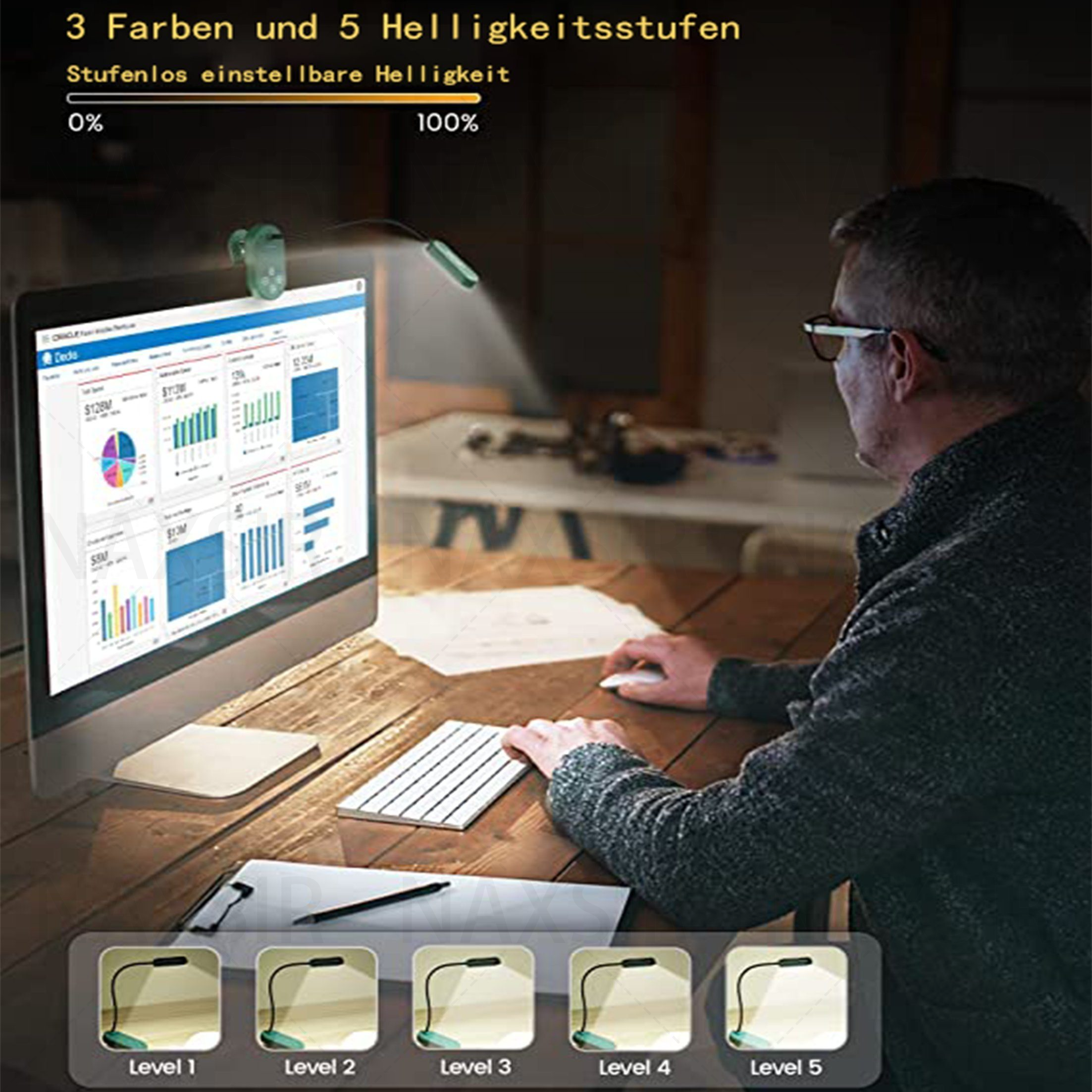 Ein Mann, der eine Leselampe mit Clip an einem Computer benutzt. Die Lampe ist an und scheint auf den Bildschirm.
