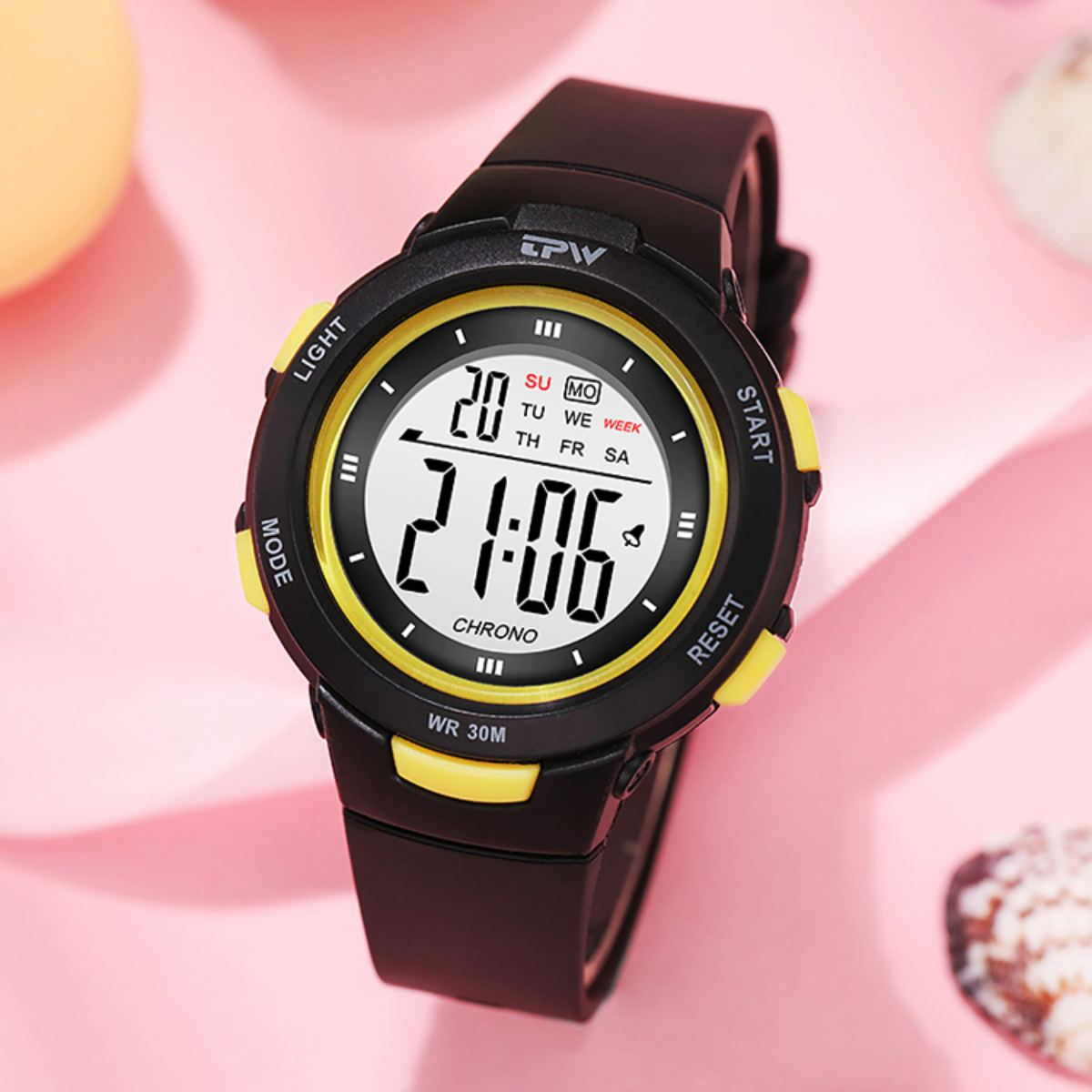 Eine schwarze Digitaluhr mit gelber Lünette. Zeigt Datum und Uhrzeit an. Hat Tasten für Modus, Start, Reset und Licht.