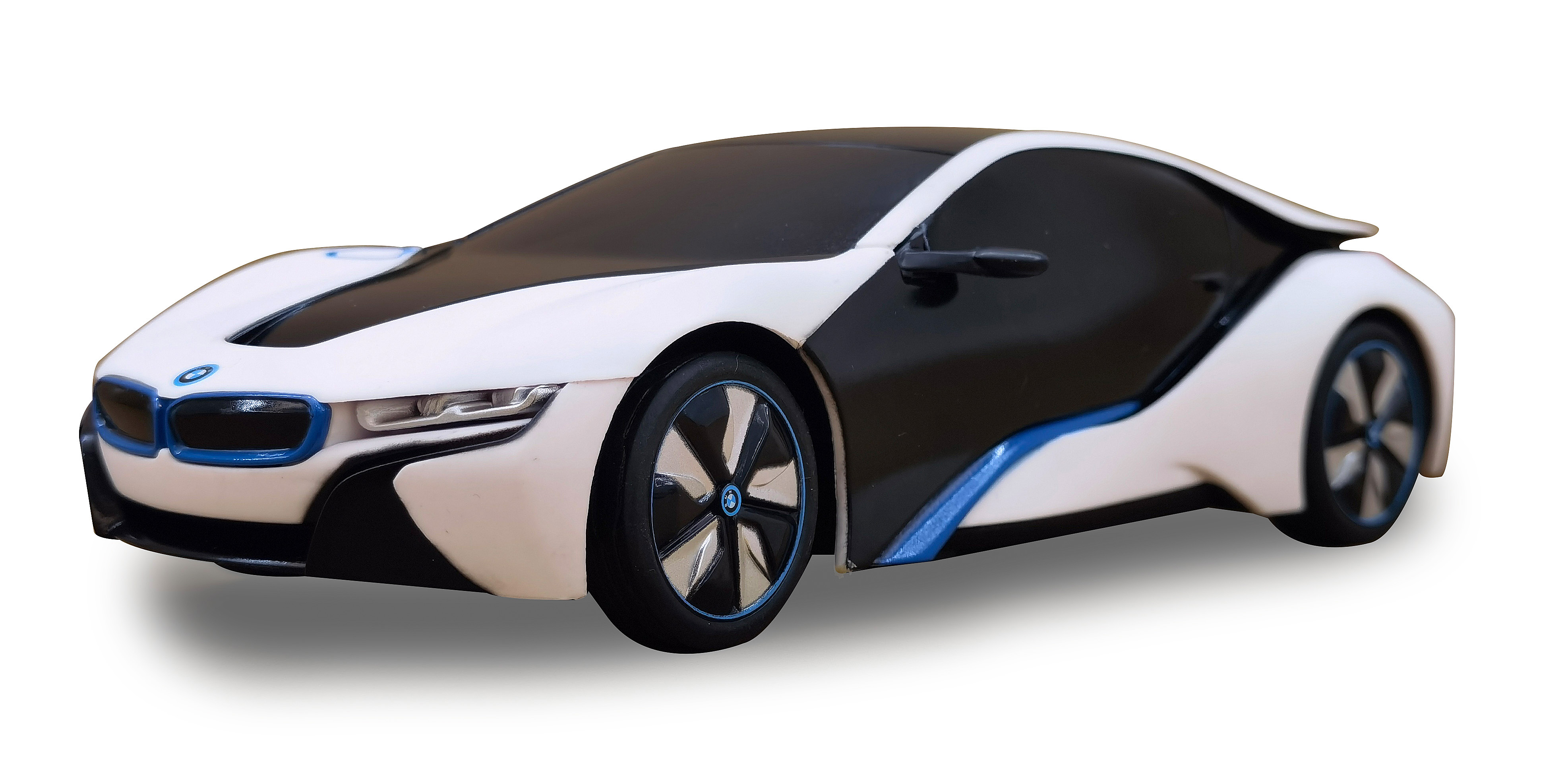 Ein weißes, schwarzes und blaues BMW i8 Spielzeugauto. Das Auto hat blaue Akzente vorne und an den Rädern.