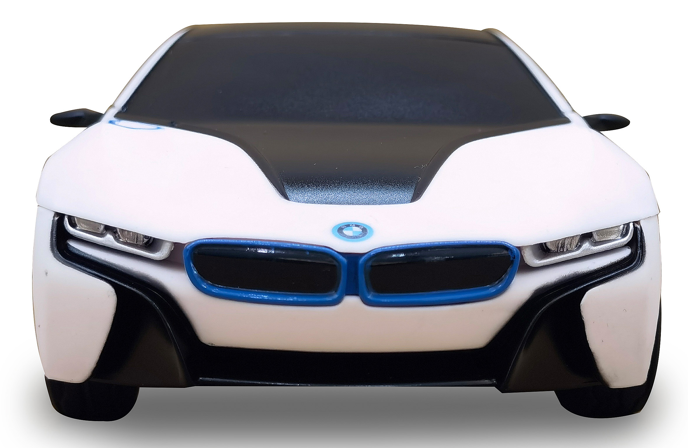 Vorderansicht eines weißen Sportwagens mit schwarzen Akzenten, blauen Details und dem BMW-Logo.