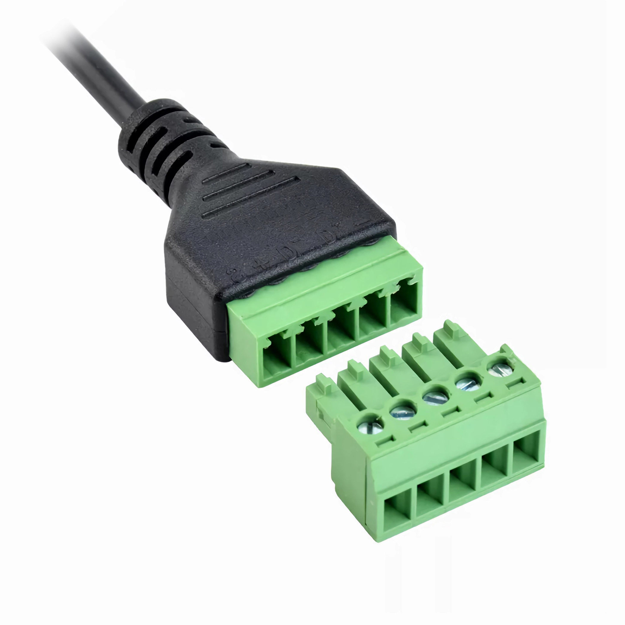 Ein schwarzer Stecker mit grünen Klemmen. Die Klemmen sind von einem grünen Klemmenblock getrennt.