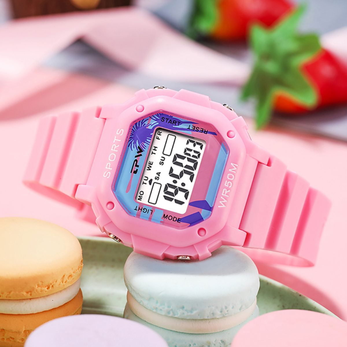 Eine rosa Sportuhr mit Digitalanzeige. Die Uhr befindet sich auf einem rosa Hintergrund.