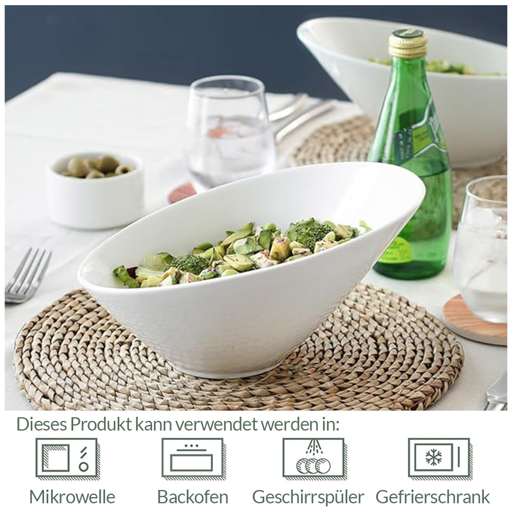 Weiße Schüssel mit Essen, grüne Flasche und Gedecke auf einer gewebten Matte.