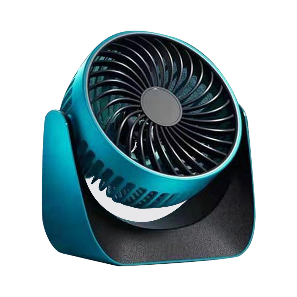 Ein kleiner, blaugrünfarbener, tragbarer Ventilator mit schwarzen Flügeln steht auf einem weißen Hintergrund und ist leicht nach links geneigt.