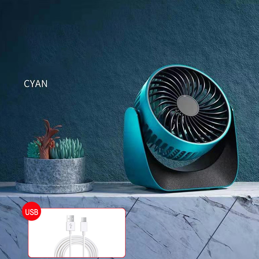Türkisgrüner Mini-Ventilator auf einer Marmoroberfläche mit einer Sukkulentenpflanze und einem USB-Kabel.