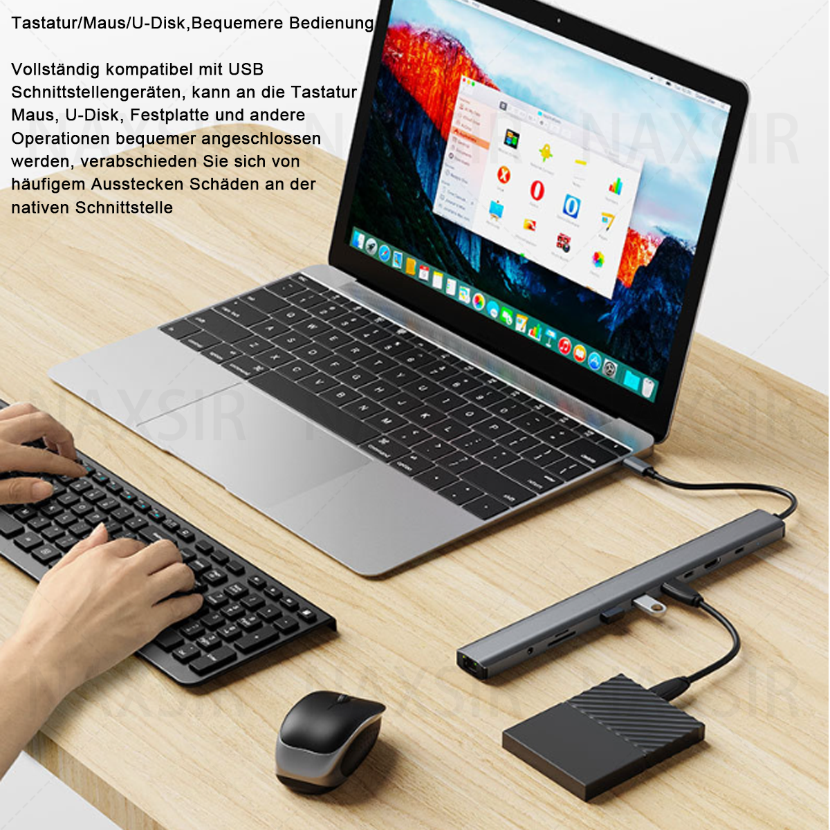 Ein Laptop, der mit einer Tastatur, einer Maus und einem USB-Hub verbunden ist. Der Schreibtisch ist aus Holz.