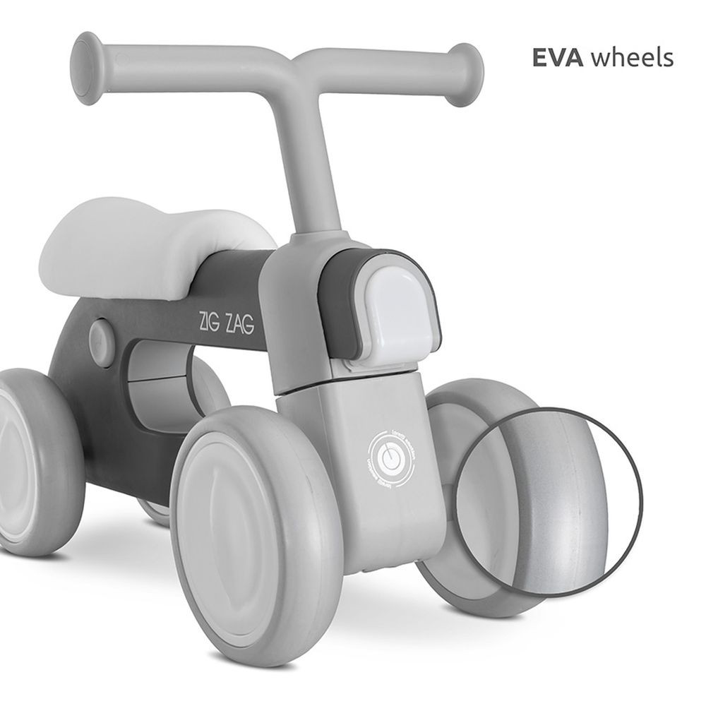 Primer plano de una bicicleta de equilibrio gris con ruedas EVA, con 'ZIG ZAG'.
