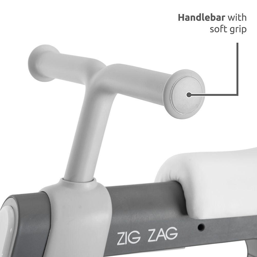 Primer plano del manillar gris de una bicicleta de equilibrio con agarre suave, 'ZIG ZAG'.