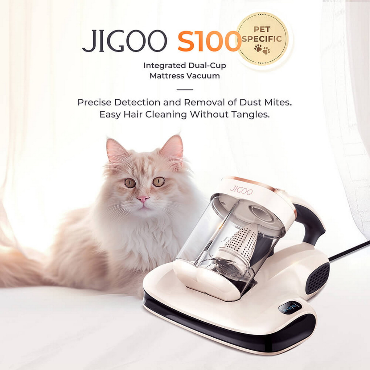 Aspirapolvere bianco e beige per animali domestici con gatto soffice sul letto.