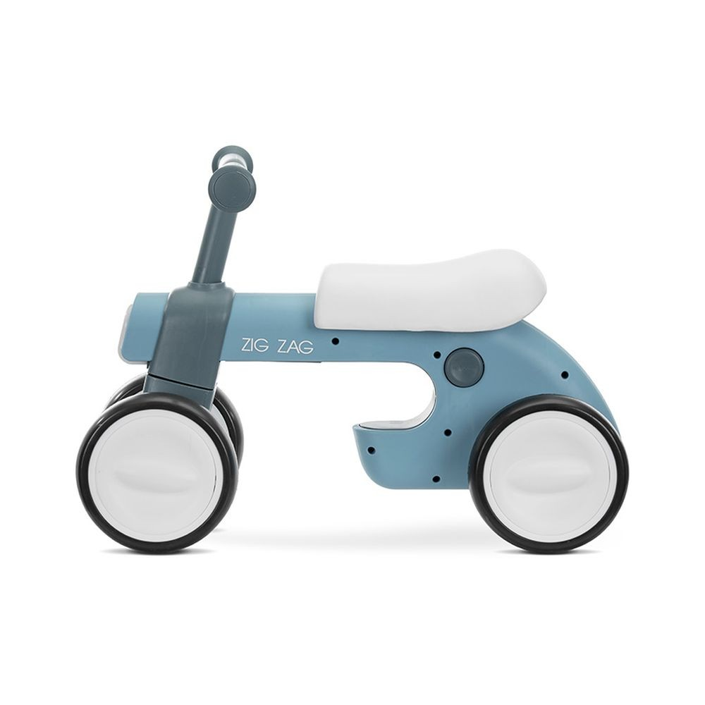 Una bicicleta de equilibrio azul y gris para niños con ruedas blancas y un asiento blanco, sobre un fondo blanco.