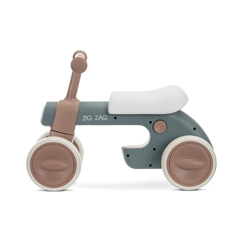 Una bicicleta de equilibrio para niños se muestra sobre un fondo blanco. Tiene un marco azul con detalles marrones y blancos.