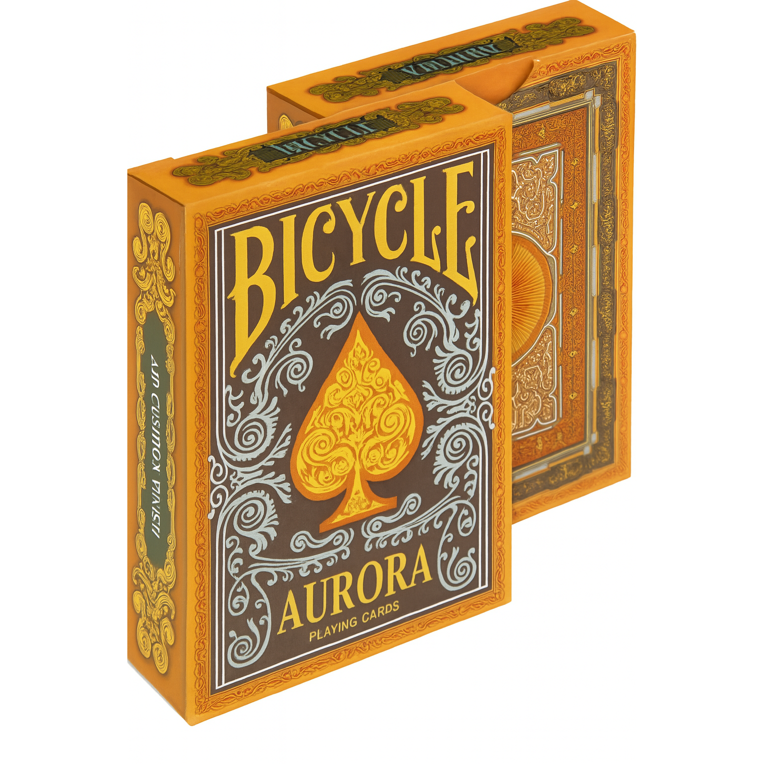 Zwei Schachteln Bicycle Aurora Spielkarten. Die Schachteln sind orange mit goldenen und braunen Akzenten und einem Pik.