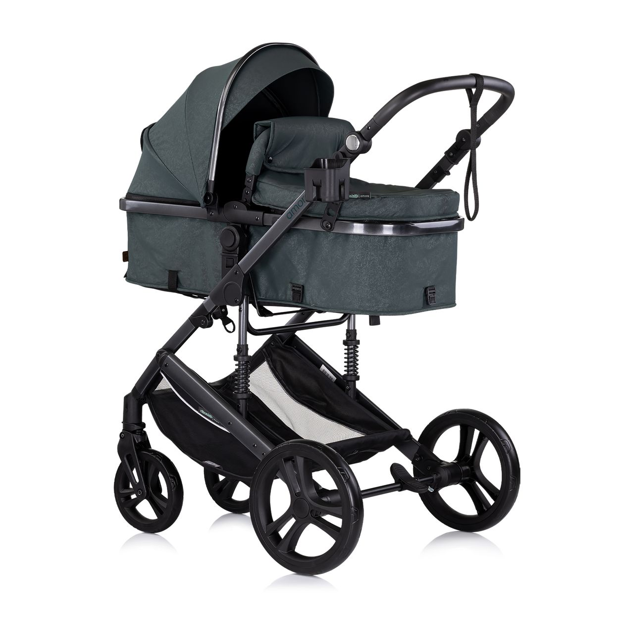 Ein dunkelgrüner Kinderwagen mit passendem Bassinet vor weißem Hintergrund.