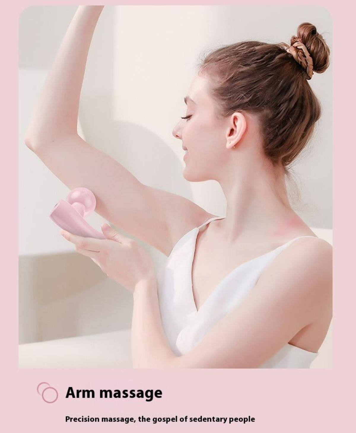 Frau massiert ihren Arm mit einem rosa Massagegerät. Text sagt Armmassage und Präzisionsmassage.