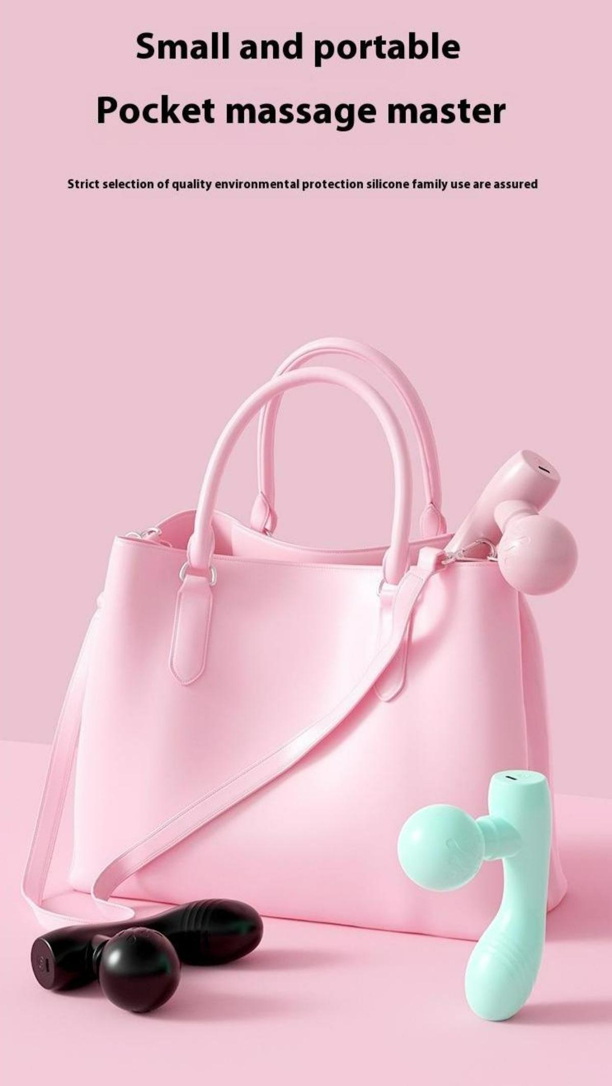 Pinke Handtasche mit verschiedenen Massagegeräten, darunter ein grünes, auf einer pinken Oberfläche.