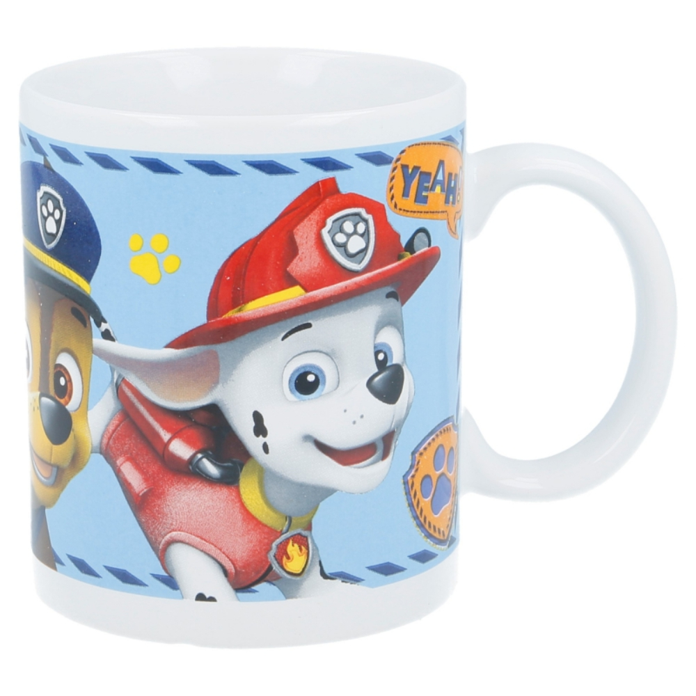 Una tazza bianca con sfondo blu, con personaggi di Paw Patrol.