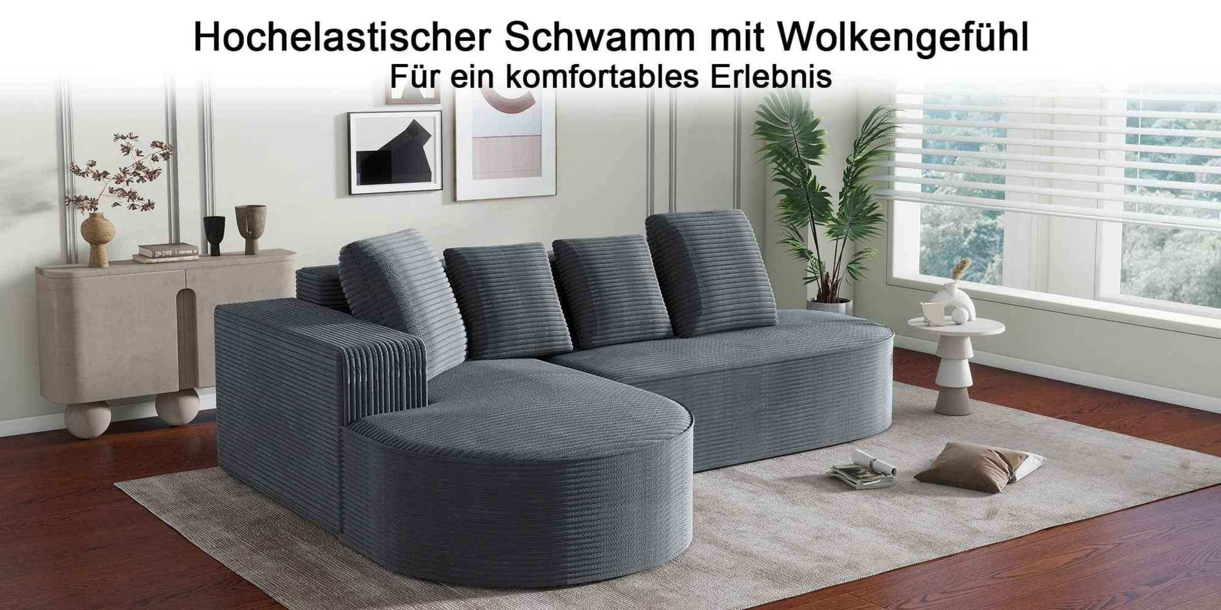 Ein graues Ecksofa in einem Raum mit Text oben. Das Sofa ist oval geformt.