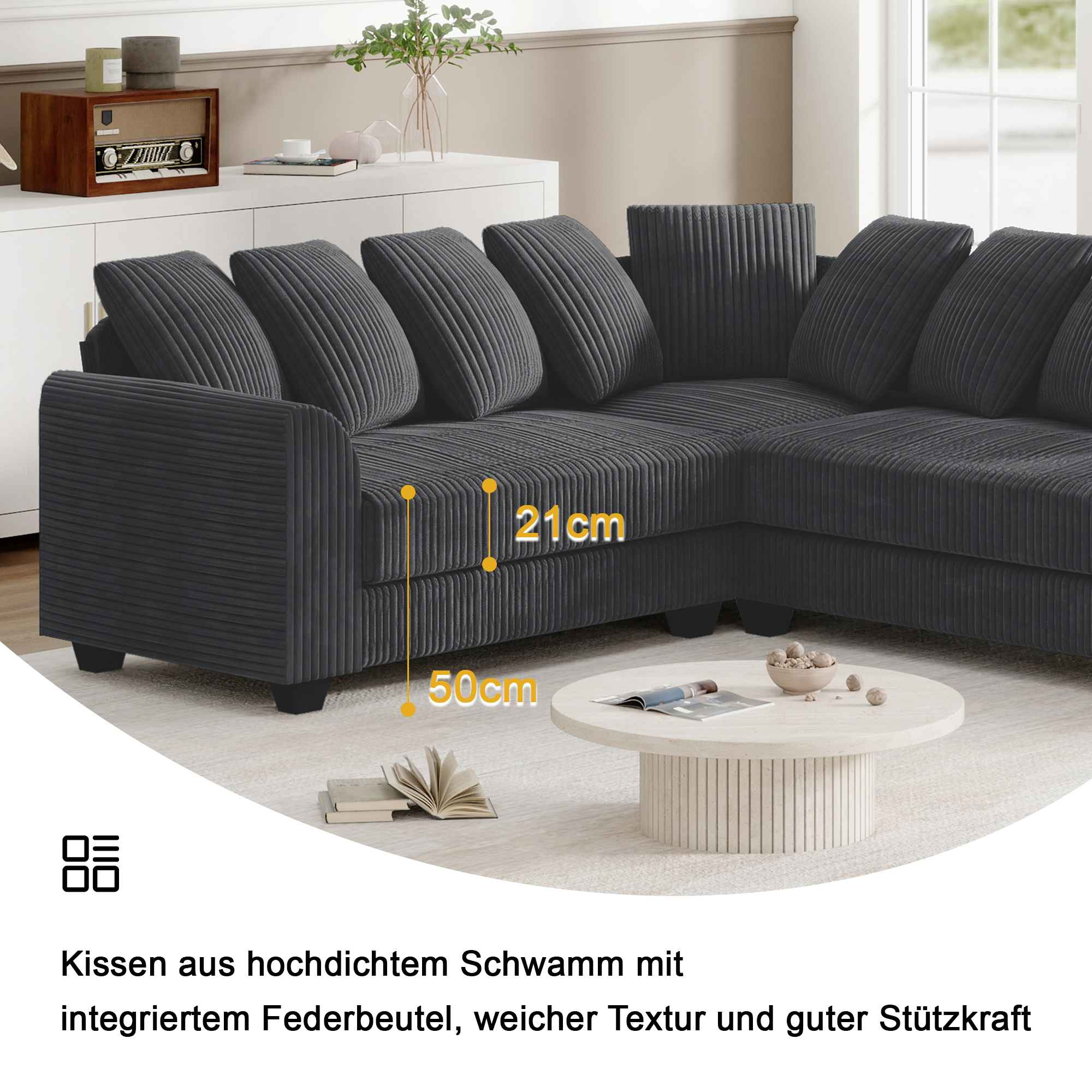 Cord-Ecksofa mit Kissen in einem Wohnzimmerambiente, mit Beistelltisch und Dekoration.