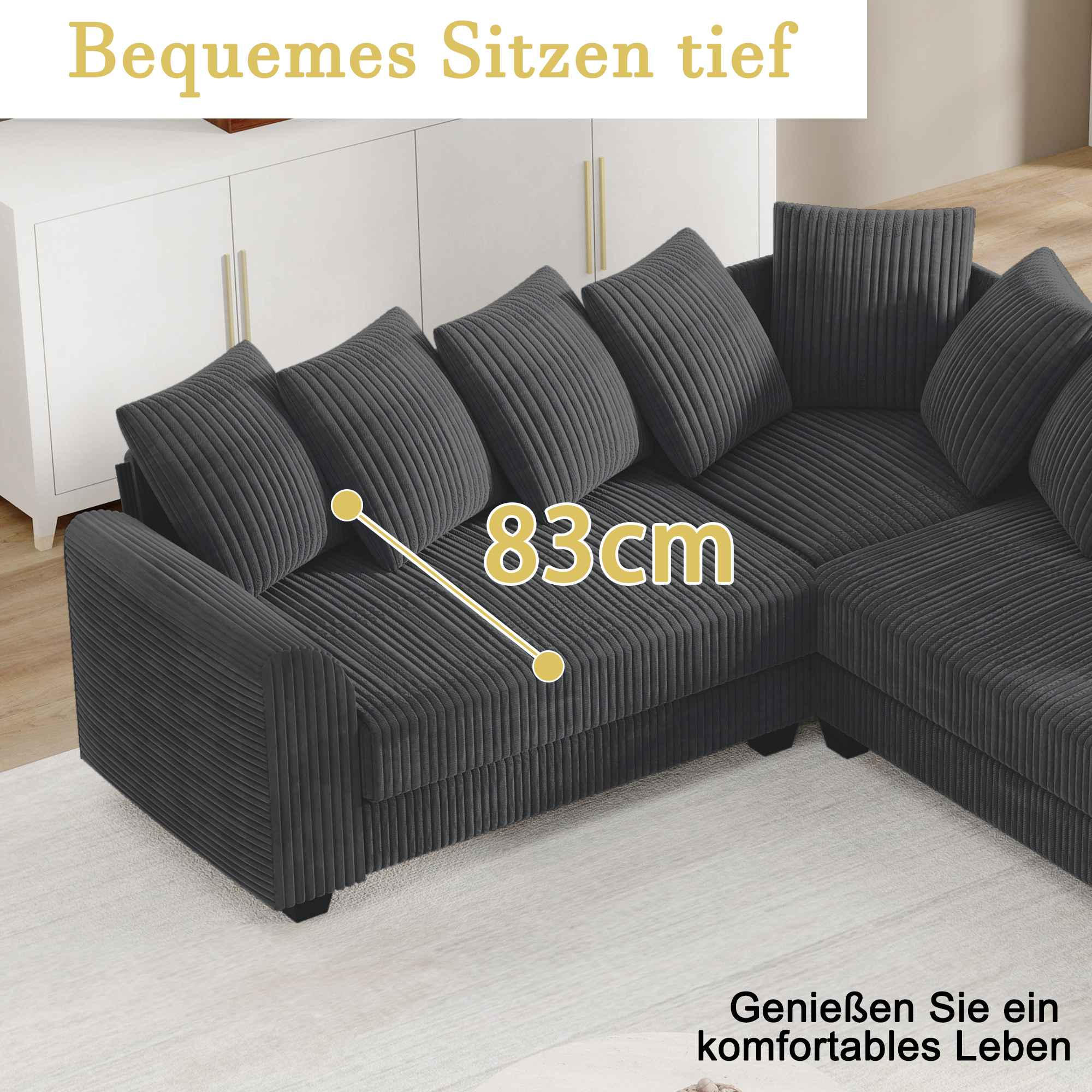 Cord-Ecksofa mit Kissen in einem Wohnzimmerambiente, mit Dekoration vor einer weißen Wand.