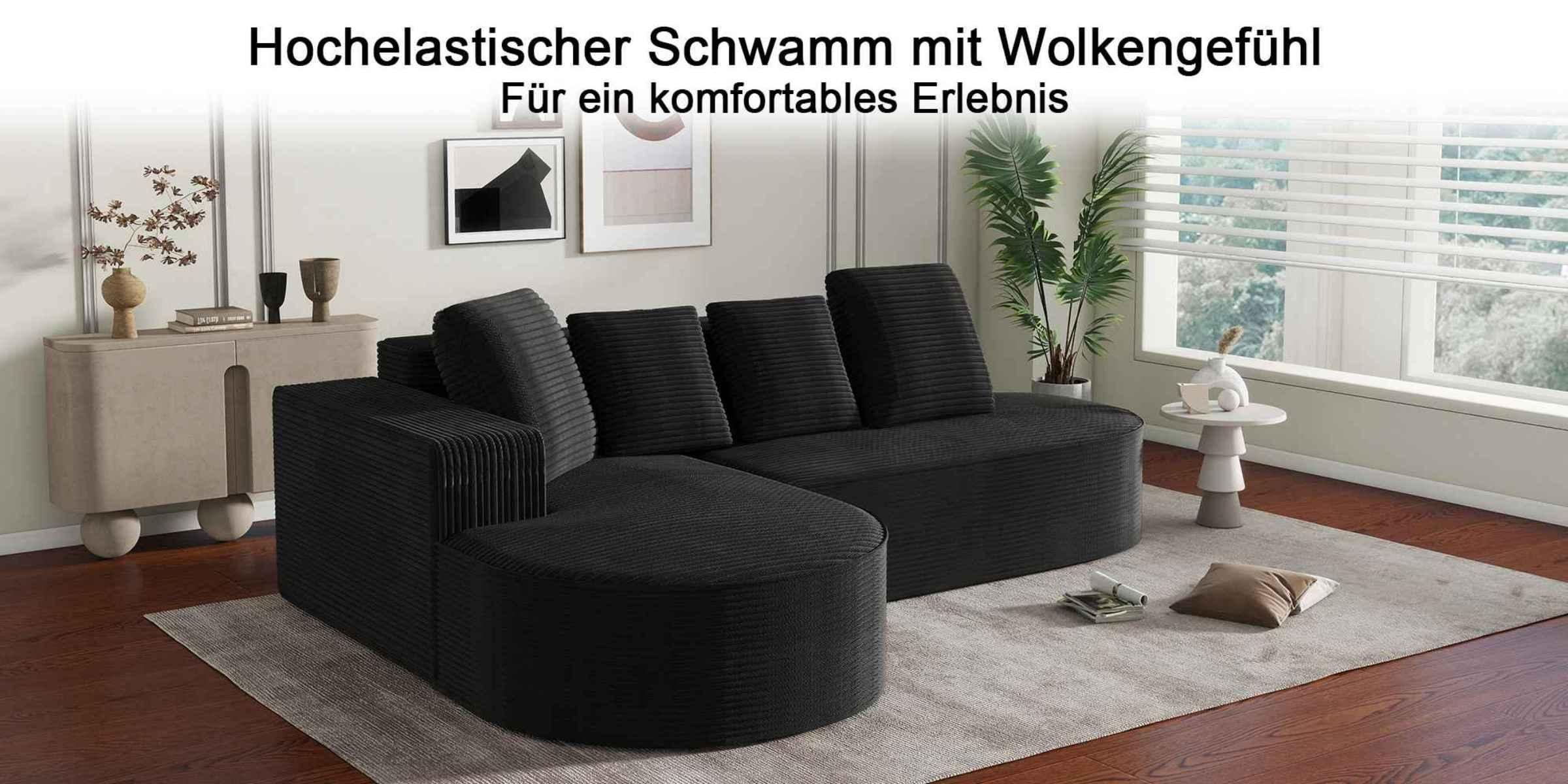 Schwarzes Ecksofa im Wohnzimmer. Kissen sind sichtbar. Das Sofa steht auf einem gemusterten Teppich.