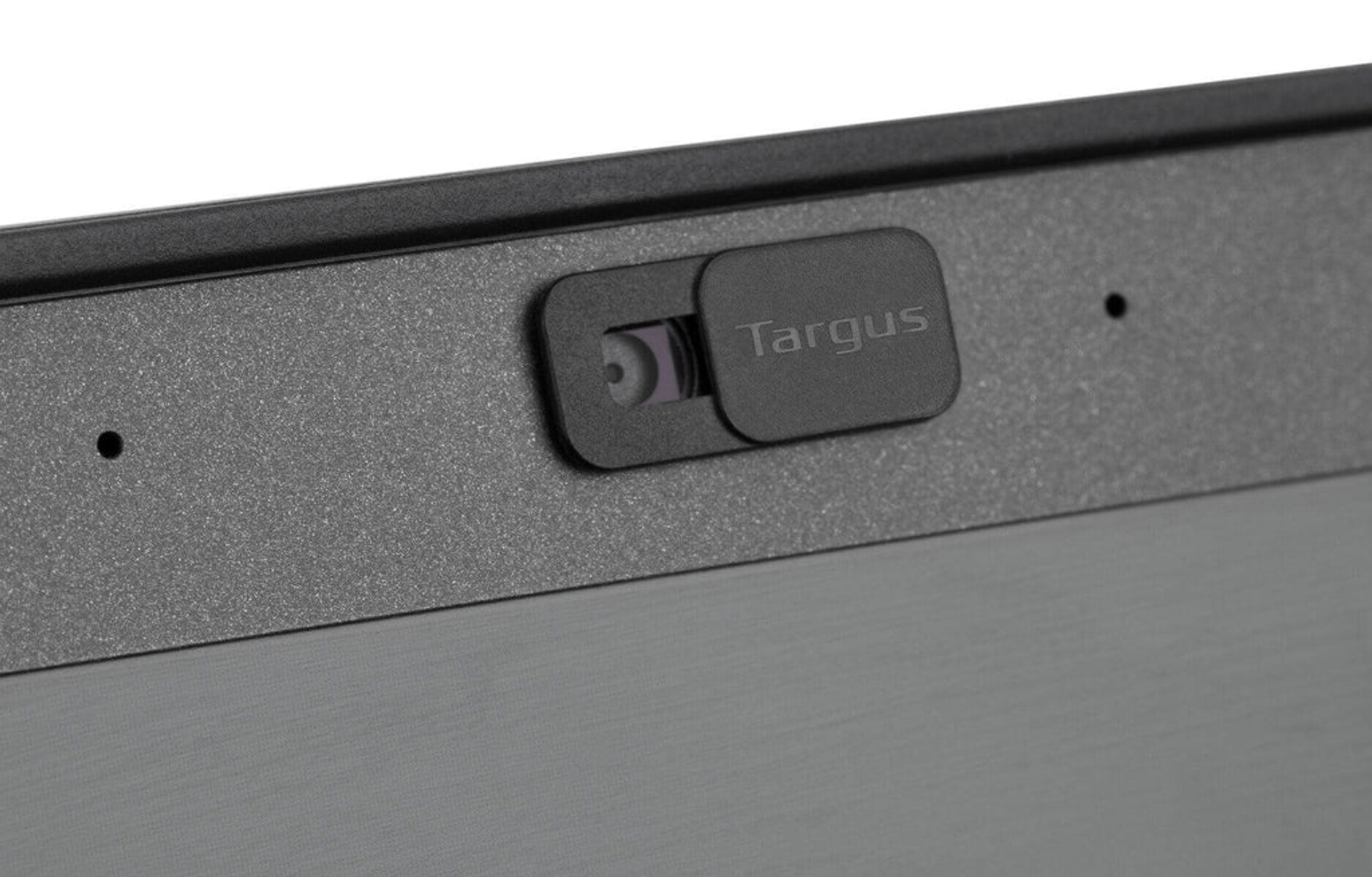 Una cubierta de webcam negra con el logotipo de Targus, adjunta a una laptop. La cubierta está cerrada.