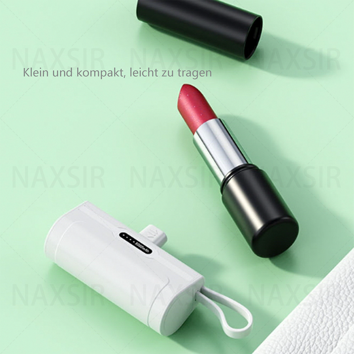 Ein Lippenstift und ein weißes tragbares Ladegerät liegen auf einer hellgrünen Oberfläche mit Text.
