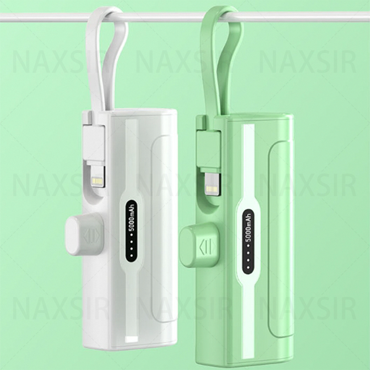 Zwei Powerbanks mit Schlaufe. Eine ist weiß, die andere grün, beide mit 5000mAh-Anzeige.
