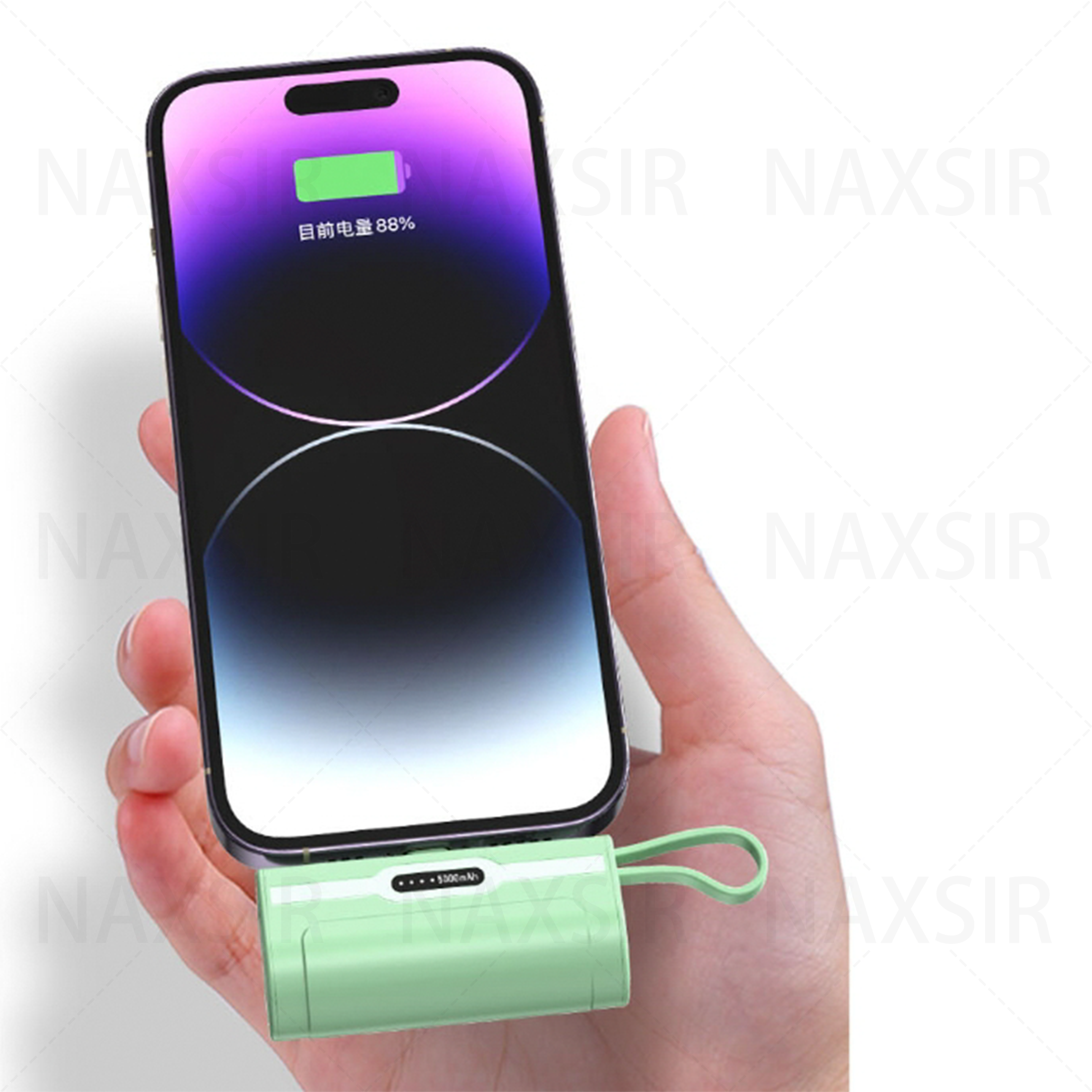 Eine Hand, die ein Telefon hält, das mit einem mintgrünen tragbaren Ladegerät geladen wird.