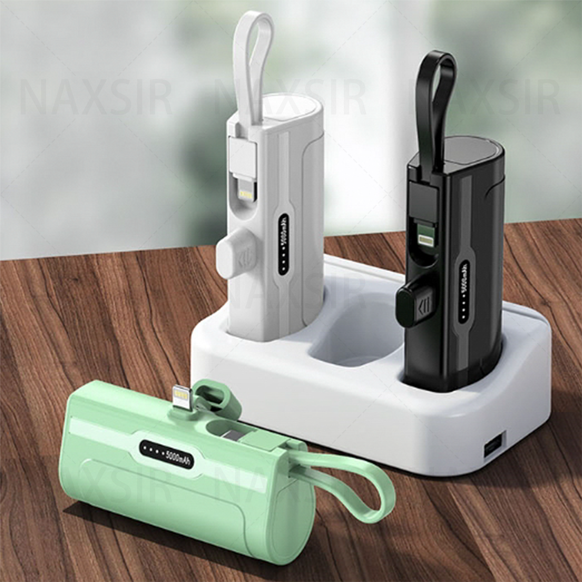Drei Powerbanks in einer Ladestation. Zwei sind in der Station platziert, eine davor.