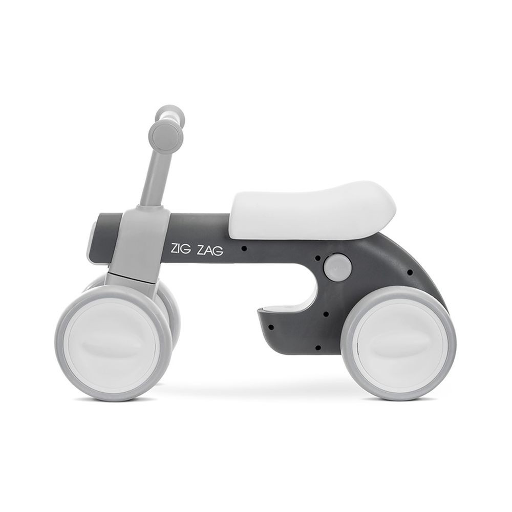 Una bicicleta de equilibrio gris y blanca sobre un fondo blanco.