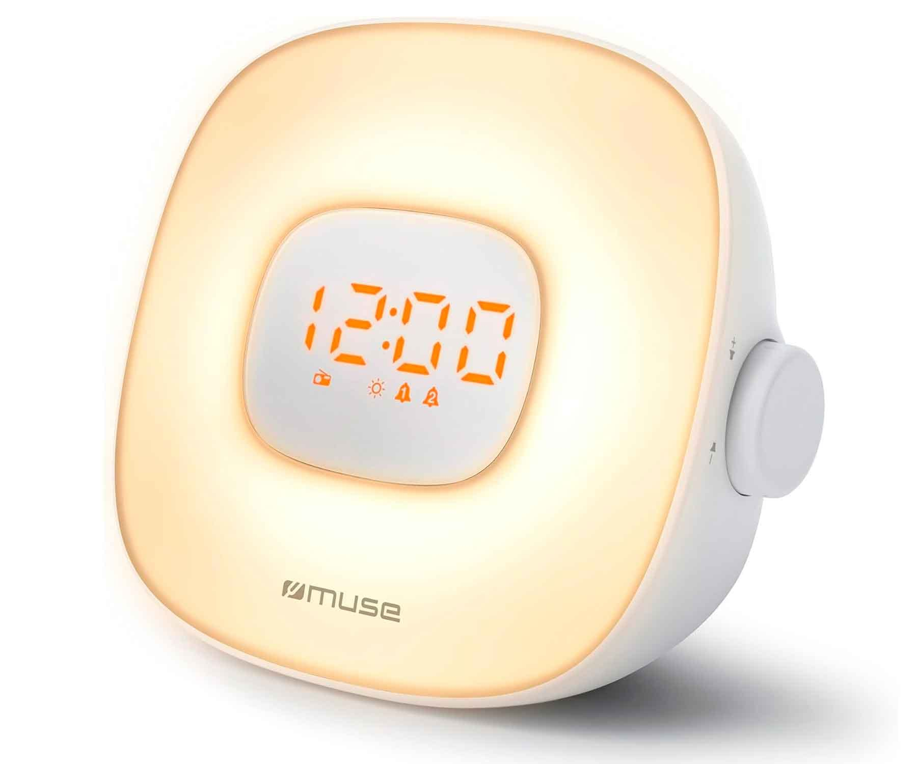 Un despertador blanco con una pantalla digital que muestra las 12:00 en un fondo blanco.