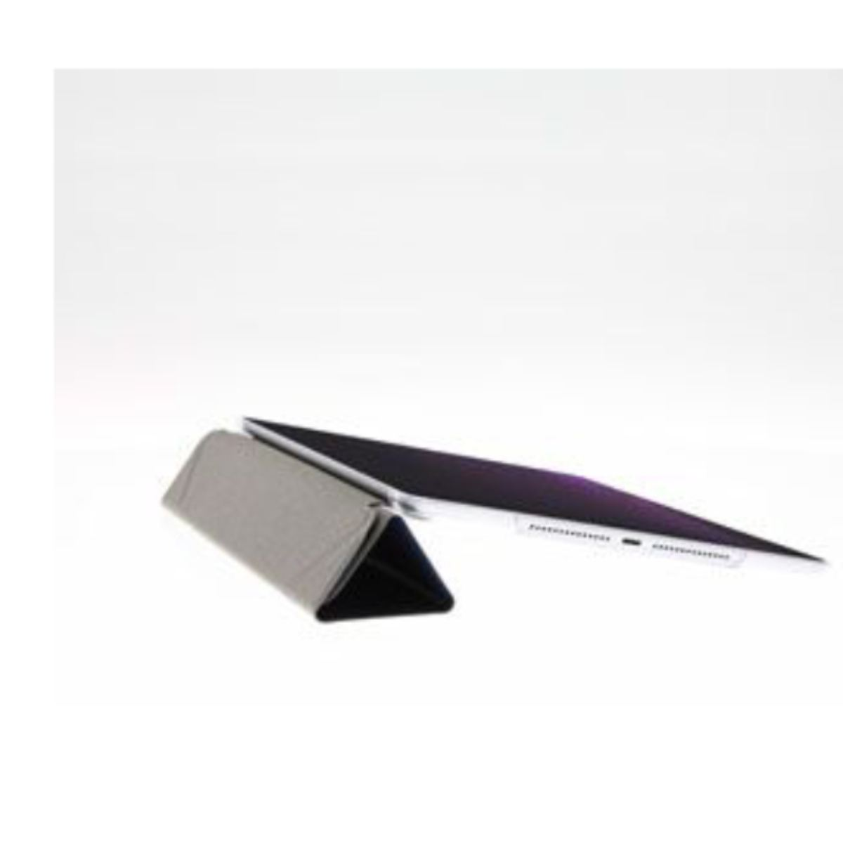 Un tablet in una custodia grigia è ad angolo, appoggiato su un supporto blu scuro. Lo sfondo è bianco.