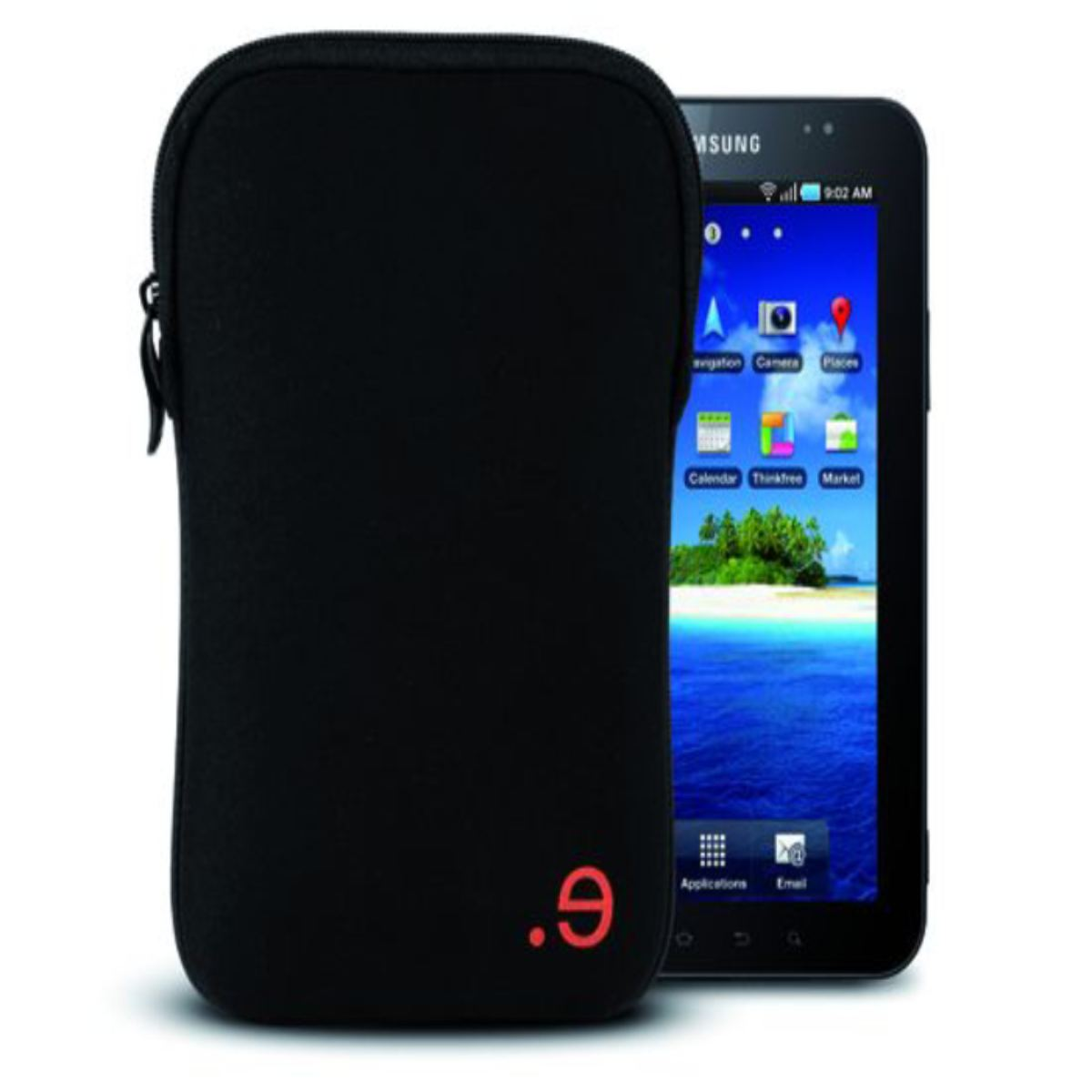 Una custodia nera per tablet con un tablet all'interno. La custodia ha un logo in basso.