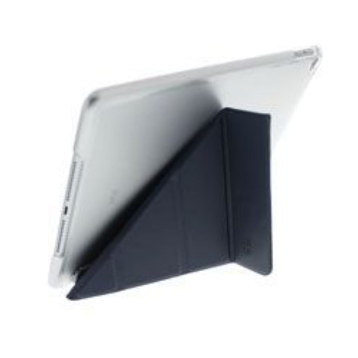 Tablet argentato in un supporto blu scuro, angolato su una superficie bianca.