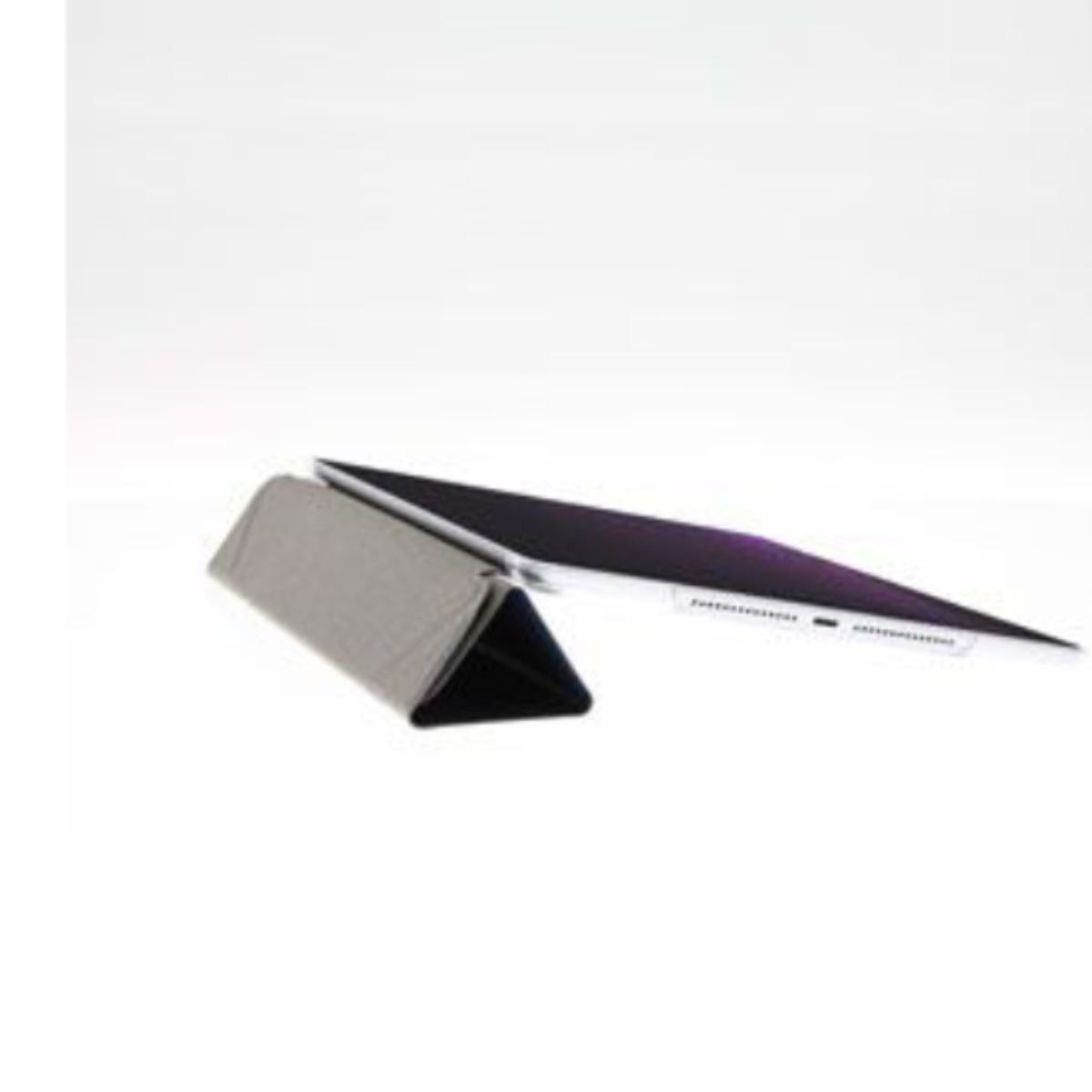 Tablet in una custodia. La custodia è grigia e nera.