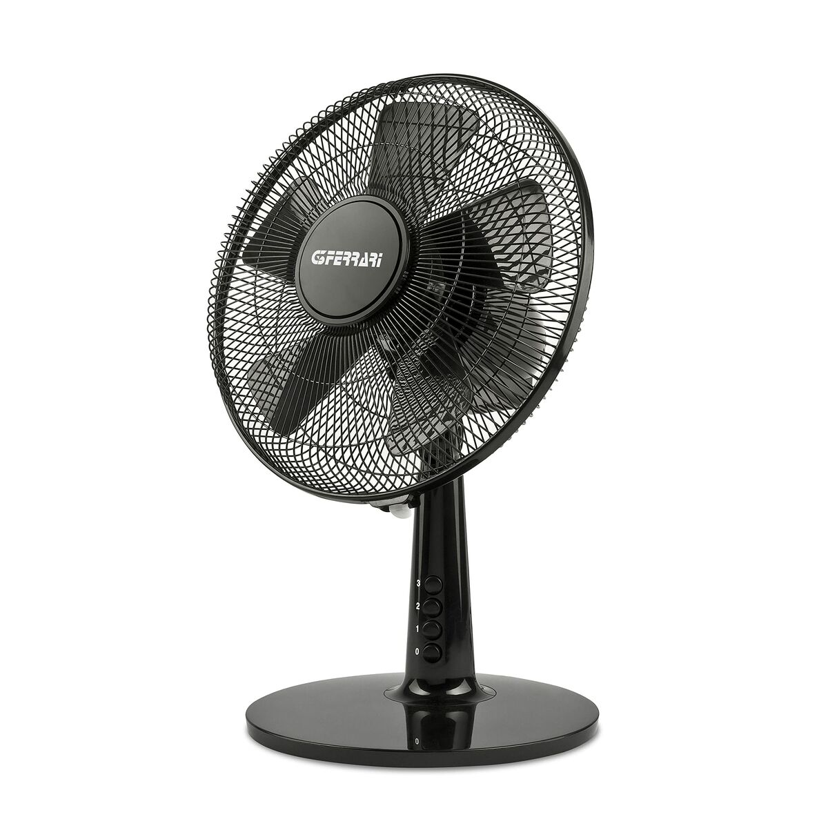 Czarny wentylator oscylacyjny z czarną podstawą i czarną siatkową osłoną ochronną. Wentylator jest na białym tle.
