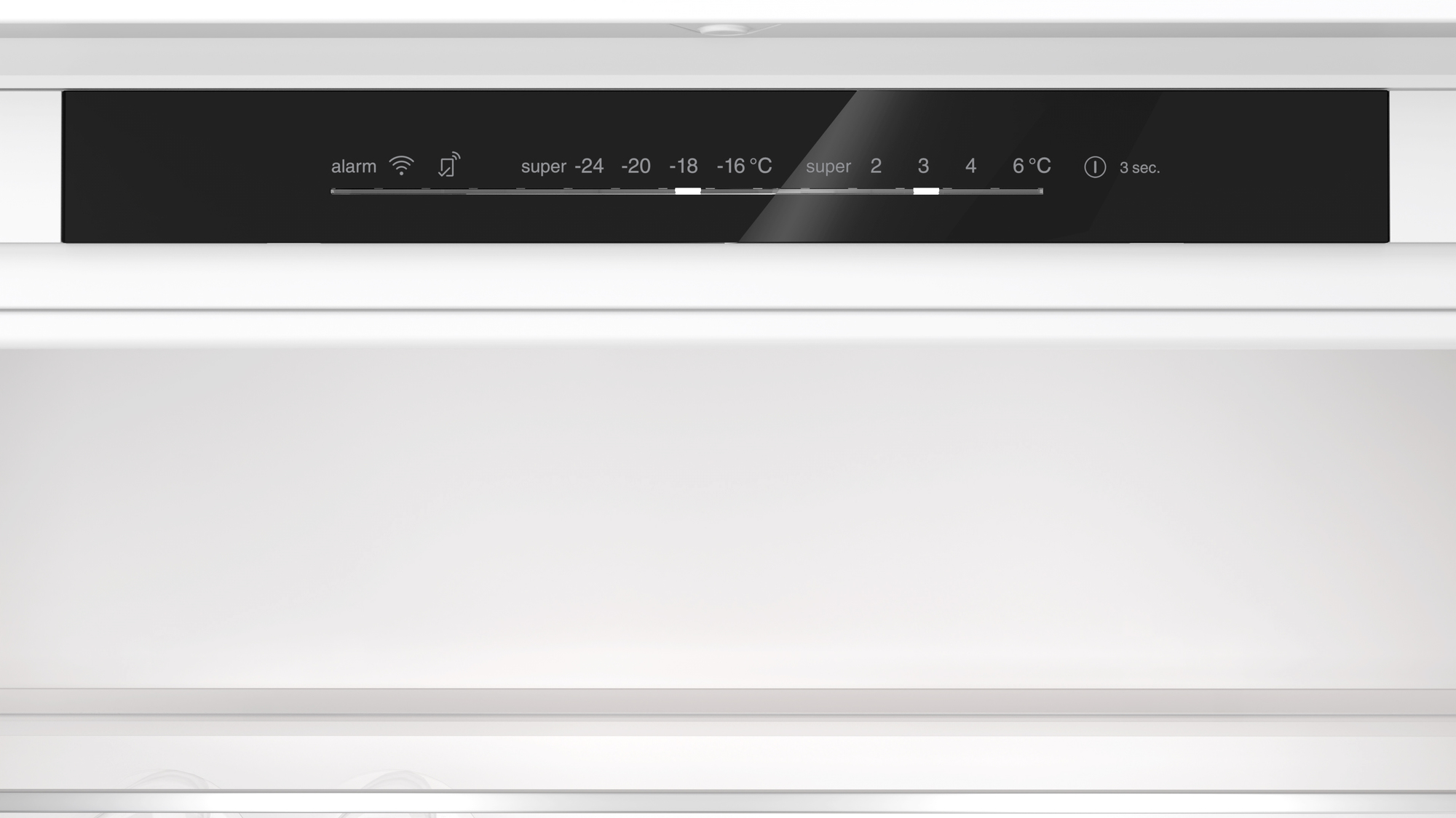 Nahaufnahme eines schwarzen, digitalen Displays an einem Kühlschrank. Zeigt Einstellungen wie die Temperatur.