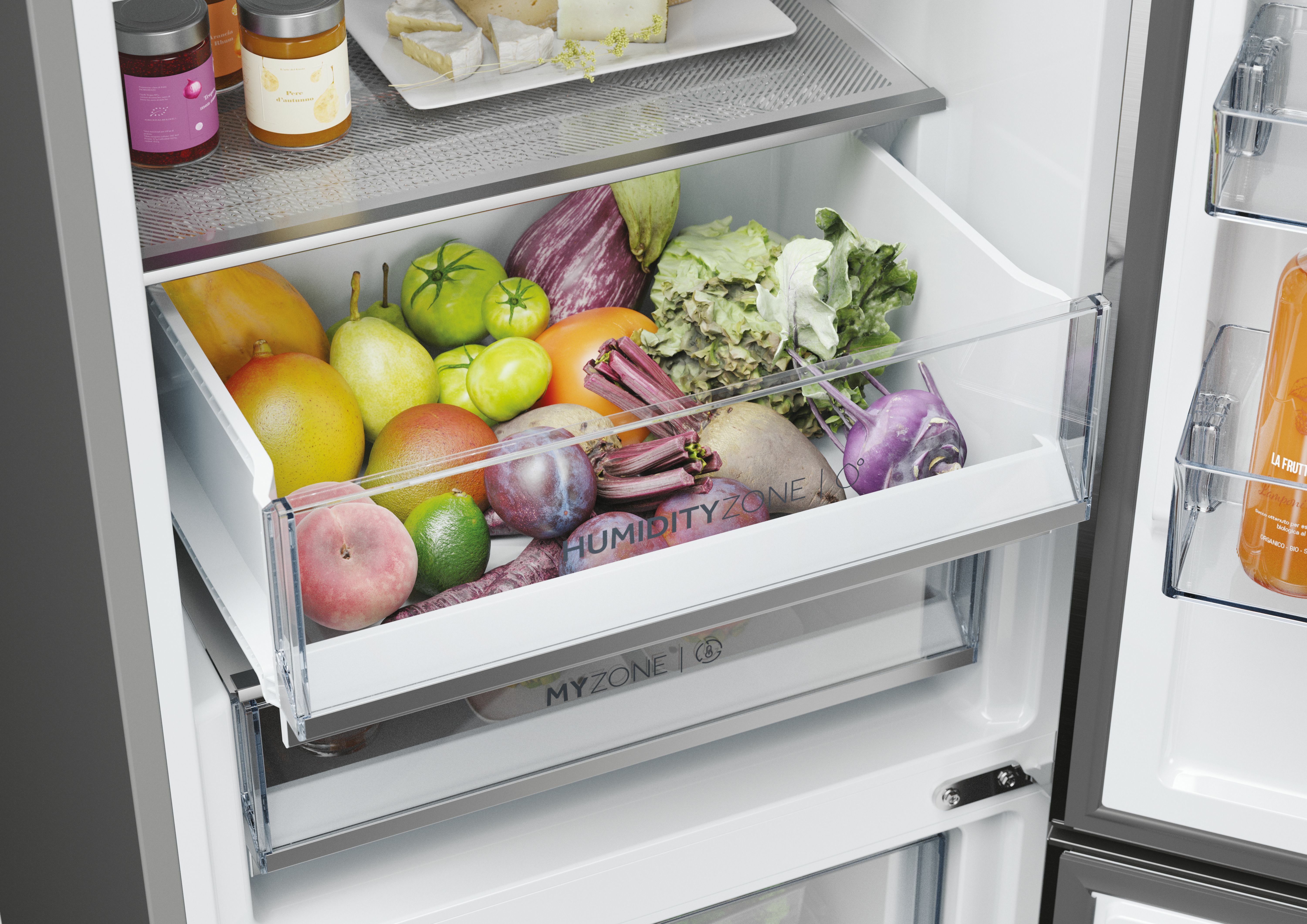 Zbliżenie szuflady lodówki wypełnionej kolorowymi owocami i warzywami.