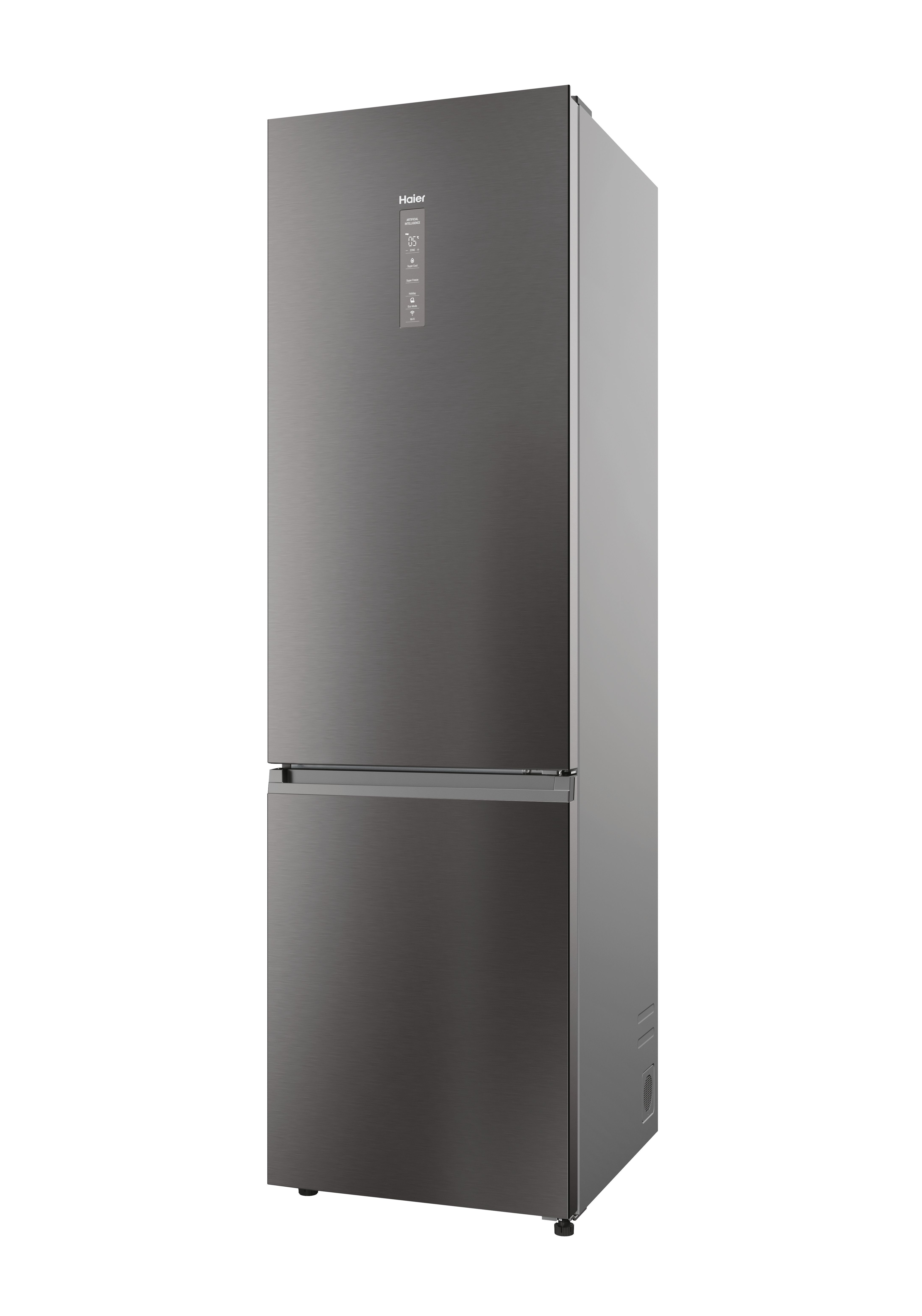 Un frigorifero Haier grigio, alto ed elegante, si erge angolato su uno sfondo bianco, mostrando il suo design frontale piatto.
