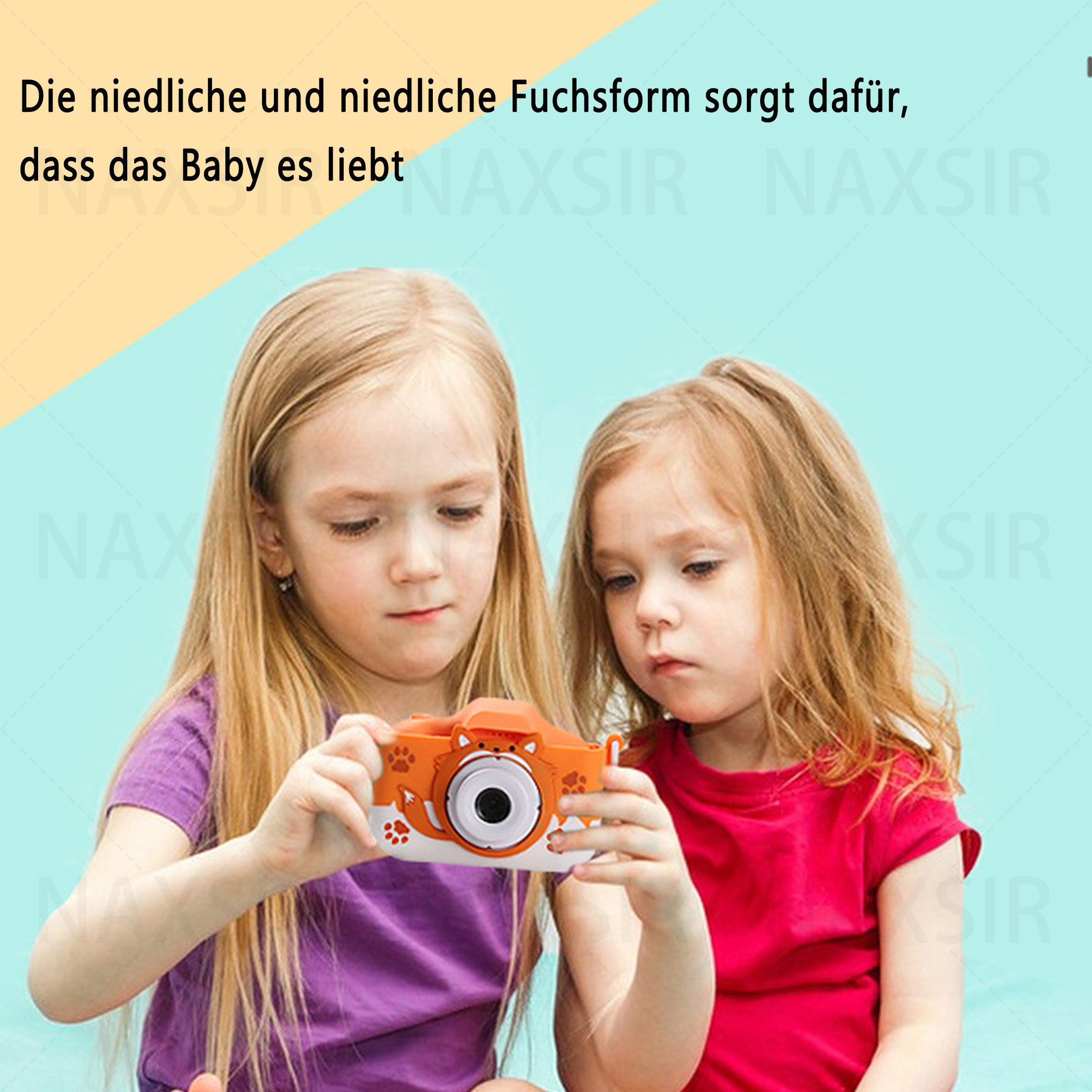 Zwei Mädchen halten eine orangefarbene Spielzeugkamera. Eines trägt Lila, das andere Rot. Blauer Hintergrund.